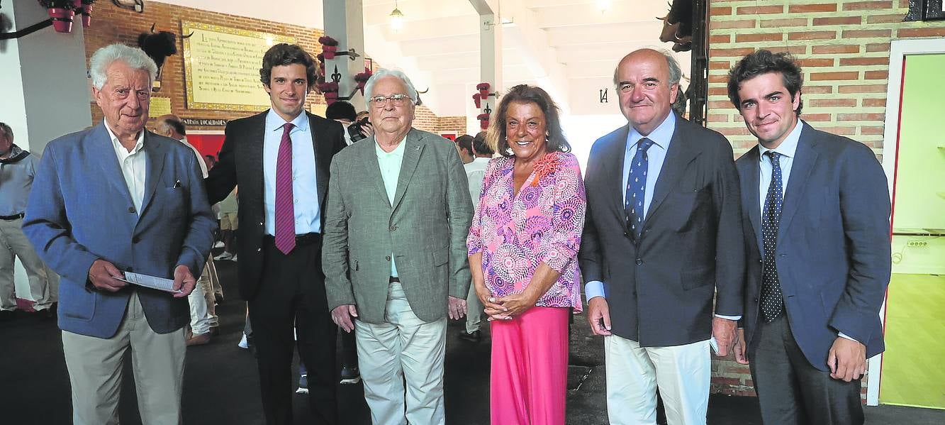 Manuel López Lombera, Carlos Domecq, Manolo Vicario, Pilar González del Valle 'Marquesa de Vega de Anzo', Santiago Domecq (padre) y Santiago Domecq (hijo).