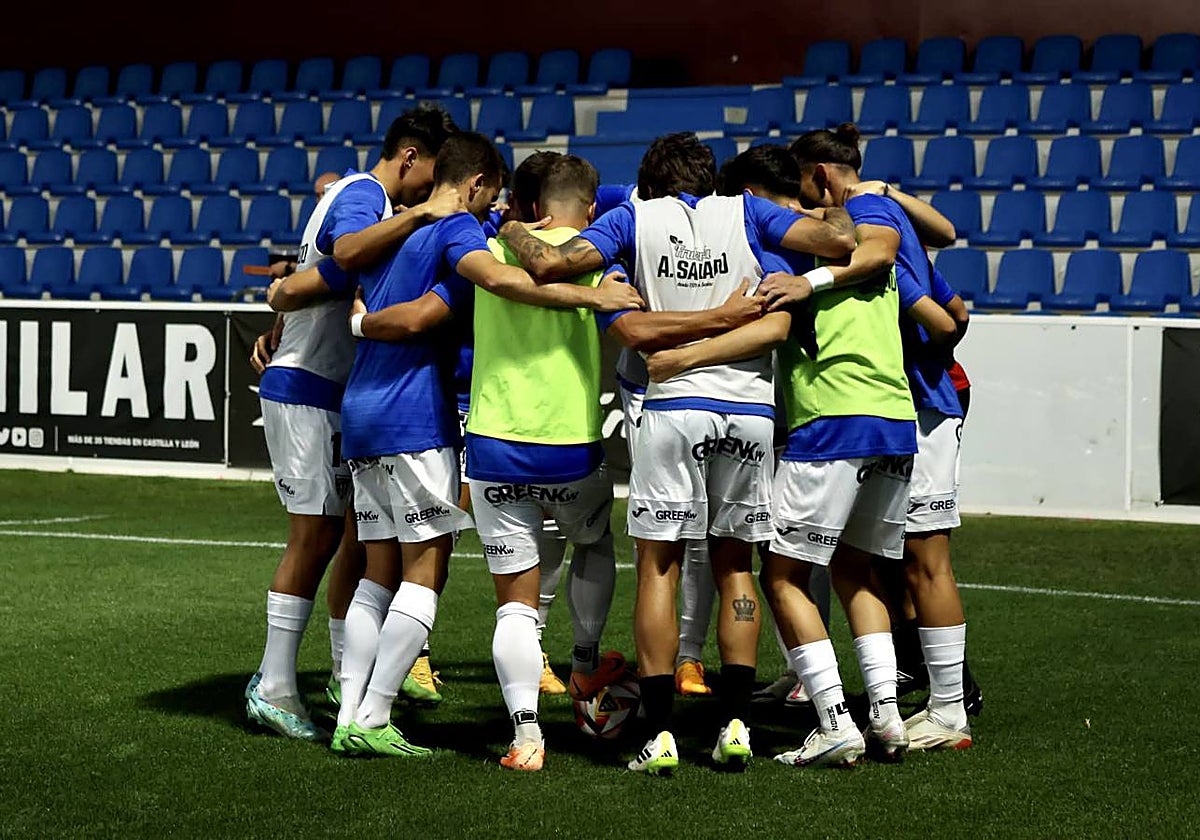 Los jugadores del Sestao River realizando la arenga antes del comienzo del partido ante Unionistas.