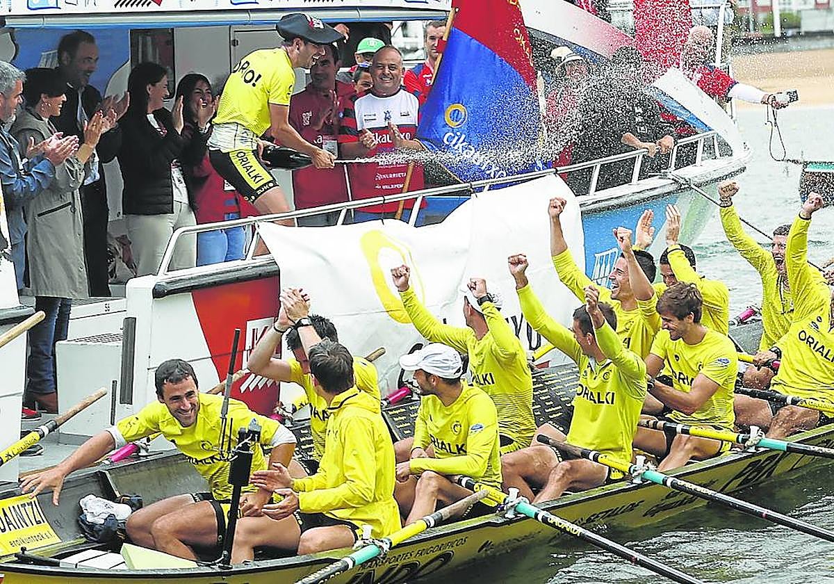La tripulación de Orio celebra por todo lo alto su victoria en Ondarroa
