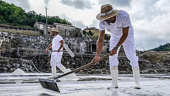 Añana recoge 172 toneladas de sal en una cosecha exprés concentrada en agosto