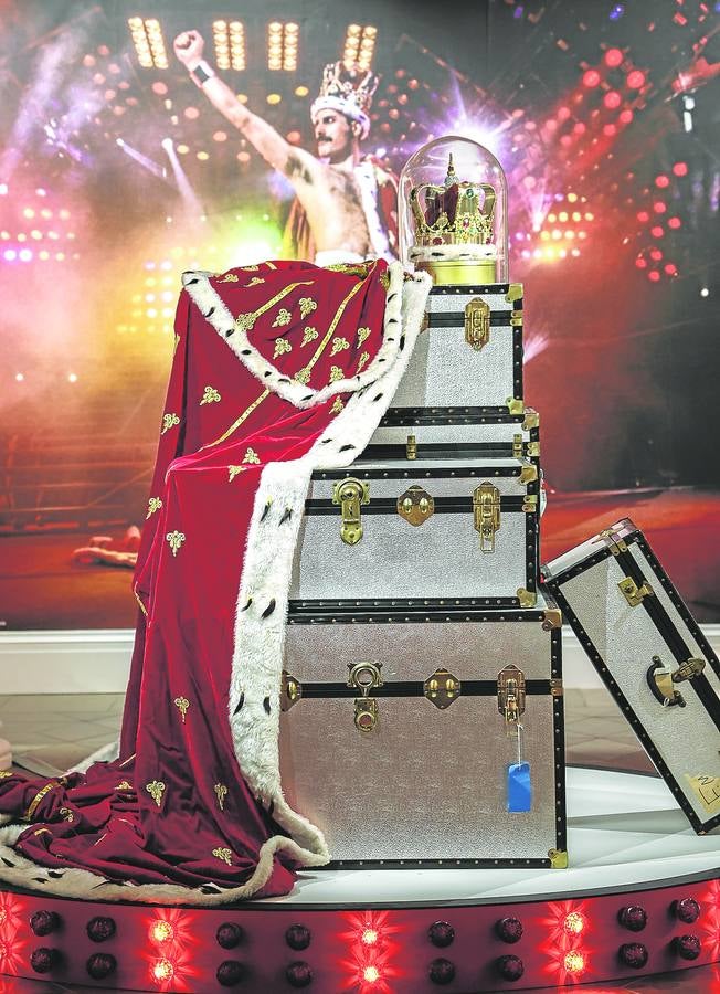 Corona y capa real. Réplica, en piel sintética y falsos diamantes, de la corona que encumbró a Isabel II y Carlos III a la jefatura del Estado británico. El conjunto con la capa de terciopelo rojo (327 cm) bordeada en aparente armiño aportó el toque exuberante a la última gira del cantante con Queen, 'The Magic Tour'. Quería una corona real para despedirse con una «grandiosa y napoleónica coronación». Las míticas mallas 'alada blanca' y su contraria 'reina negra', del tour 'A Night at the Opera', compiten en la subasta con otras piezas icónicas del vestuario del rey del espectáculo, como la chaqueta de hombreras y adornos militares que lució en la fiesta de su 39 cumpleaños o el brillante traje de chaqueta rosa de su proyecto en solitario, The Great Pretender.