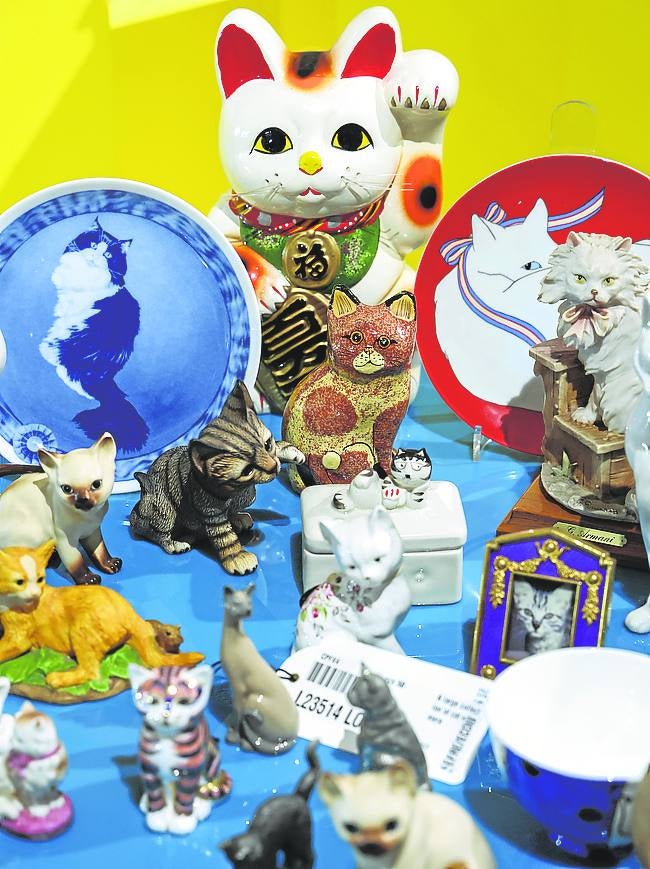 Adoración por los gatos. De porcelana, cristal y madera, en pintura o acuarela… Freddie vivía rodeado de gatos. Dibujó a sus felinos en un chaleco y su querido 'Oscar Mercury' fue el invitado especial de una comida en su mansión en noviembre de 1987.