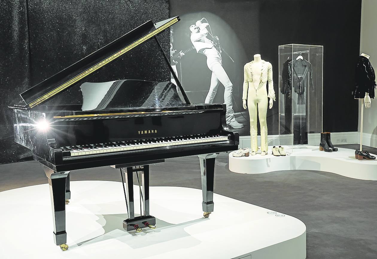 Vehículo creativo. Mercury compró este piano Yamaha G2 en 1975 por unas mil libras con el aval de los tres primeros discos de Queen y mientras componía 'Bohemian Rapshody'. Ocupaba un tercio de la sala del piso que compartía con Mary Austin y representaba, según ha dicho su eterna amiga, «más que un instrumento, era una extensión de él mismo, su vehículo de creatividad». Lo utilizó hasta que le faltó el aliento en 1991. En el mismo piano de cola improvisó una noche de marzo de 1987 un recital con Montserrat Caballé, que fue el germen de la colaboración con su admirada 'super diva' en 'Barcelona', himno de las Olimpiadas de 1992 cuya partitura también se subasta (3.500 a 5.800 euros). El piano ronda los 3.5 millones de euros.