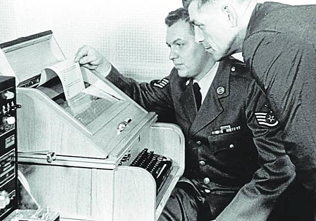 Militares estadounidenses observan un mensaje transmitido a través de la 'línea caliente'.