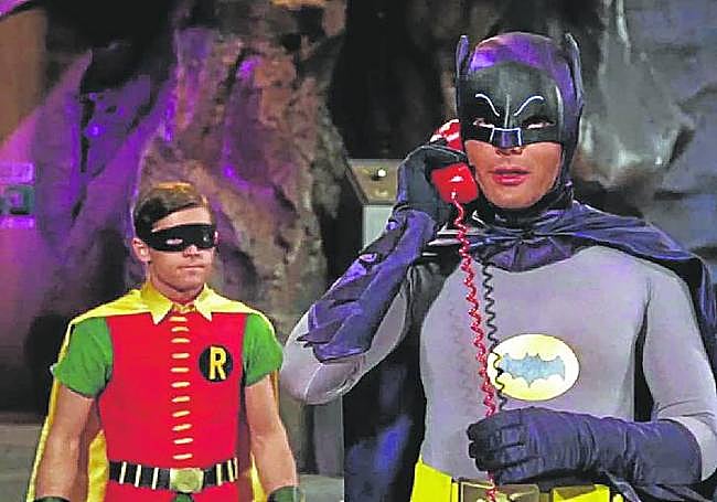 Batman habla a través de su teléfono rojo en 1966.