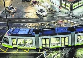 Transporte limpio. Dos convoyes se cruzan en el Boulevard de Salburua.