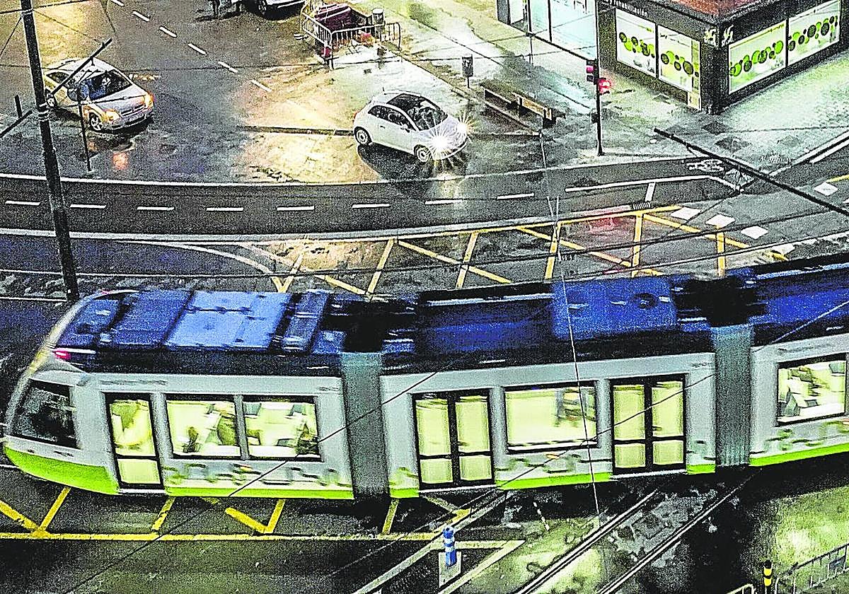 Transporte limpio. Dos convoyes se cruzan en el Boulevard de Salburua.