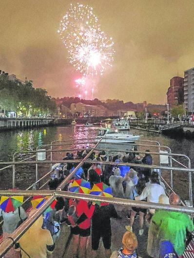 La lluvia dio un respiro y el show de Pirotecnia del Mediterráneo dejó imágenes espectaculares.