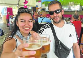 Silvana Arredondo y Alberto Escobar disfrutan del ambiente en la txosna de Zaratas.