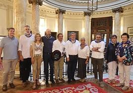 Aitor Valdecantos, que ha recogido el premio en nombre de los italianos, junto al alcalde, la Concejala de Fiestas y el Jurado del concurso.