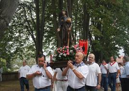 Procesión de retorno de la imagen de San Roque a su ermita en unas fiestas anteriores.