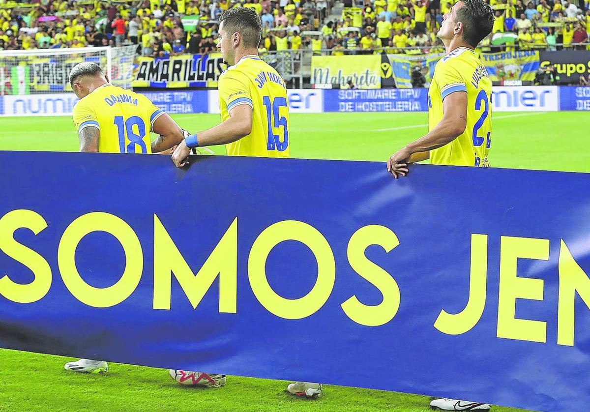 La jornada futbolística fue también de reivindicación y apoyo a la jugadora Jenni Hermoso. En la imagen superior, los futbolistas del Cádiz saltaron al terreno de juego con una pancarta en apoyo a su compañera.