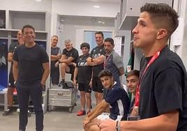 Giuliano Simeone se dirigió a sus compañeros en el vestuario.