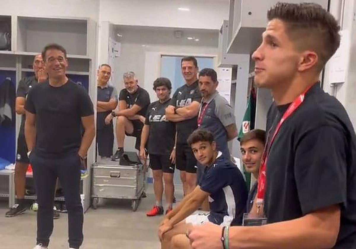 Giuliano Simeone se dirigió a sus compañeros en el vestuario.