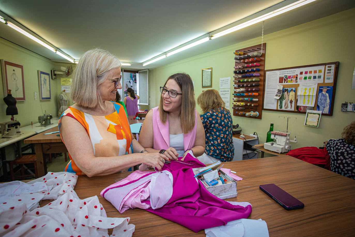 Un siglo de costura en Bilbao Cristina Tapias sigue dando vida al