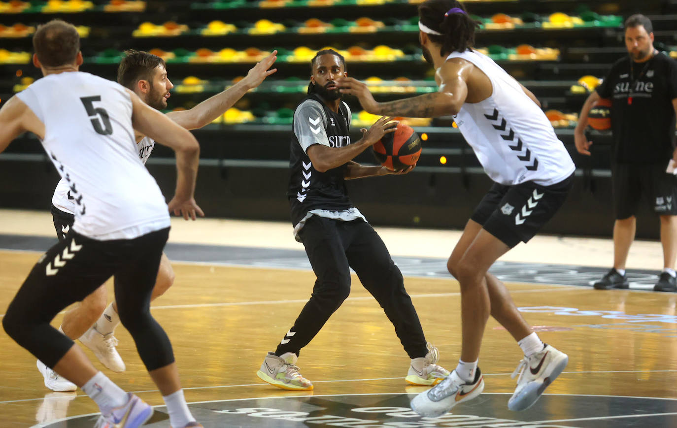 Adam Smith lleva el balón en un entrenamiento en el Bilbao Arena.