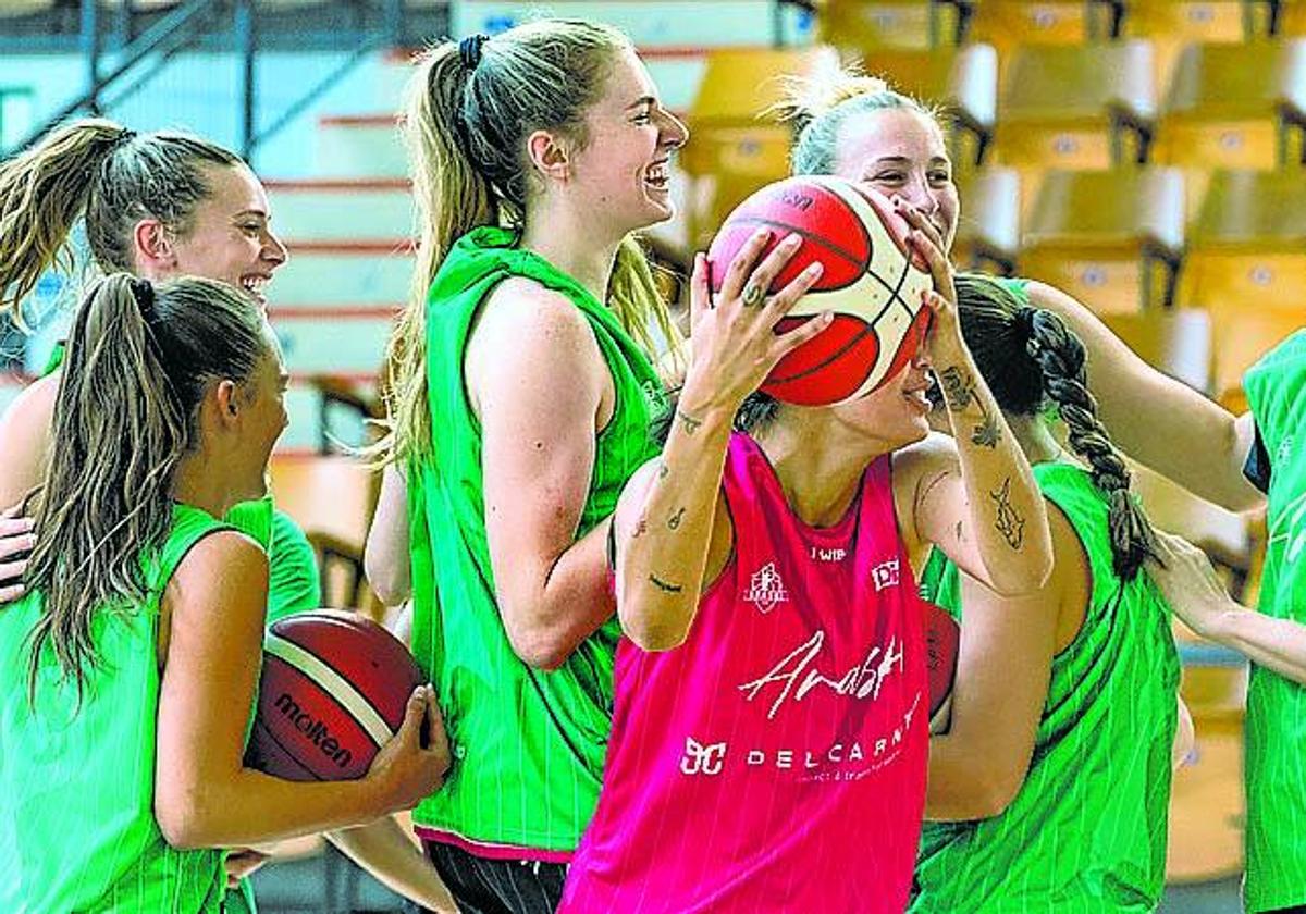 Las jugadoras del Araski, en el entrenamiento de ayer.