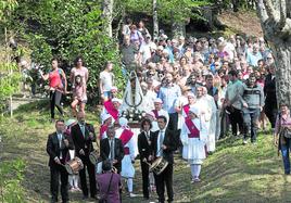 La procesión de la Virgen a la Cruz es una acto solemne que suele contar con mucha gente.