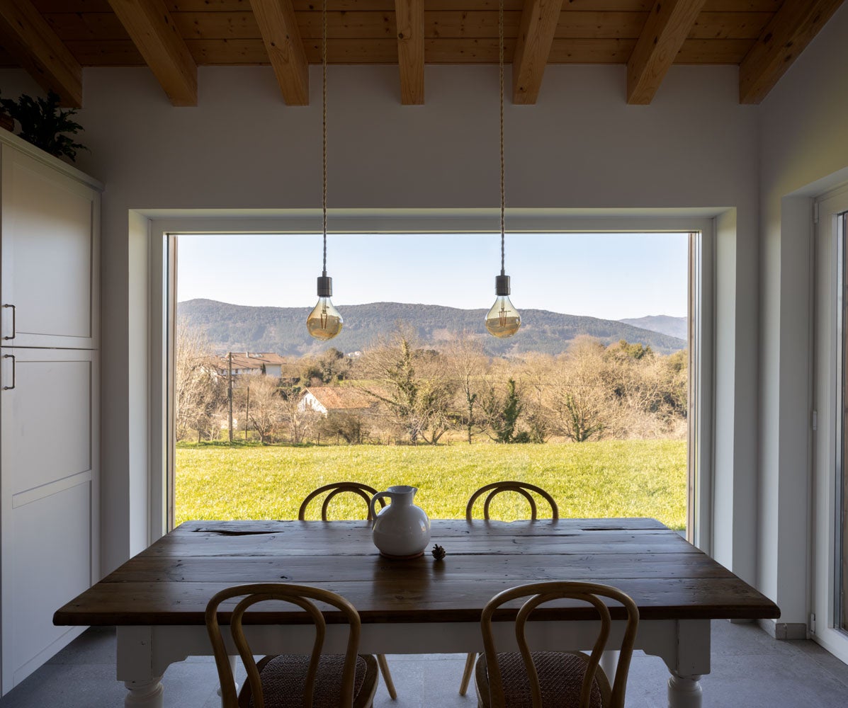 Dos casas en una: el chalet de revista para un padre y su hijo en Urdaibai