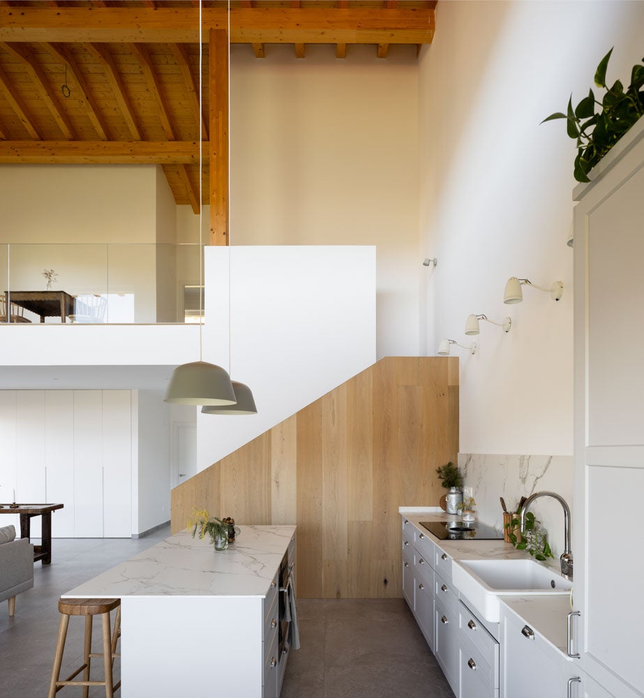 Dos casas en una: el chalet de revista para un padre y su hijo en Urdaibai