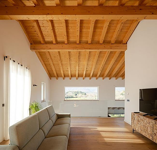 Un salón con vistas a las montañas en la vivienda del padre.
