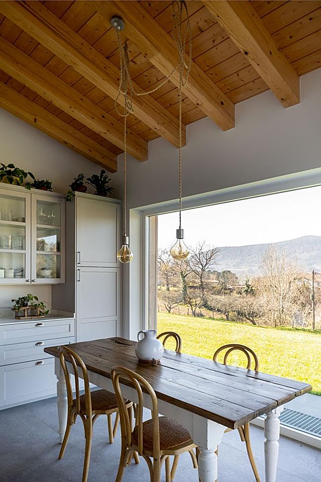 El hijo del dueño del caserío se decantó por un estilo rústico.