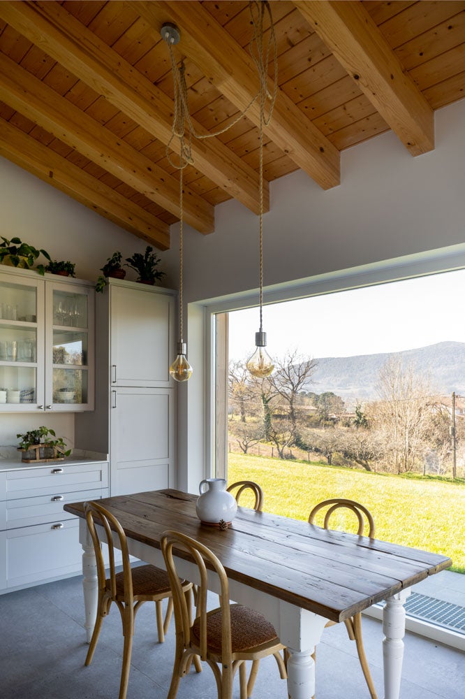 Dos casas en una: el chalet de revista para un padre y su hijo en Urdaibai