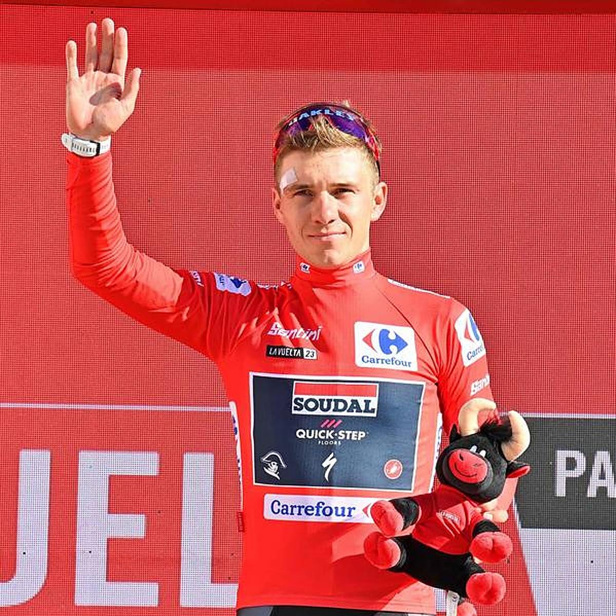 Remco Evenepoel con el maillot de líder de la Vuelta.