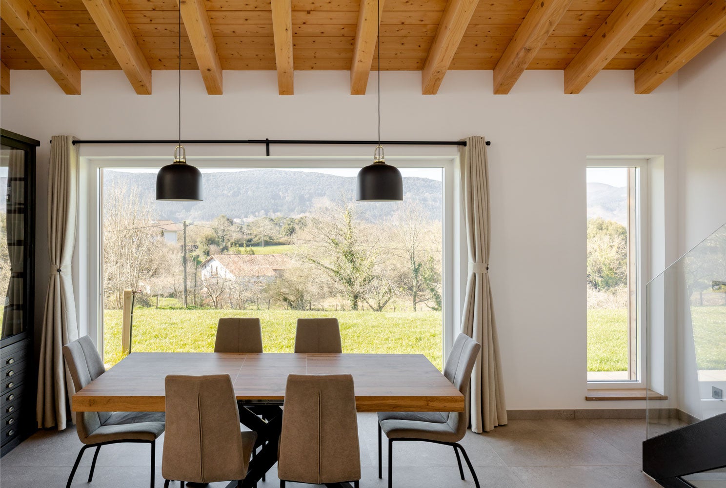 Dos casas en una: el chalet de revista para un padre y su hijo en Urdaibai