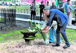 Muriel Larrea y Carlos Iturgaiz depositan un ramo de flores en honor a Manuel Indiano.