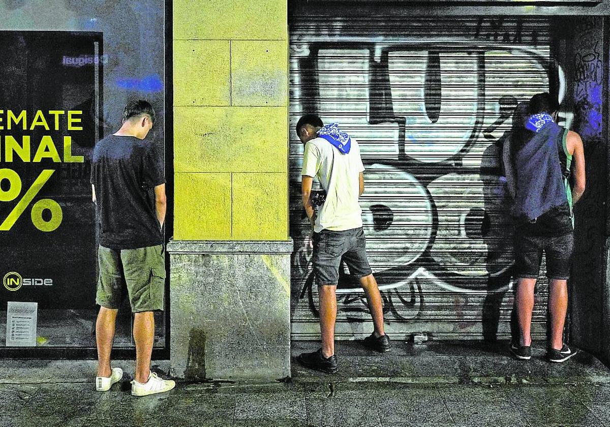 Jóvenes orinan en la calle durante las pasadas fiestas de Bilbao en una imagen ajena a la información.