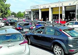 Vehículos aguardan en fila para pasar la revisión este mes de agosto en la ITV de Trapagaran.