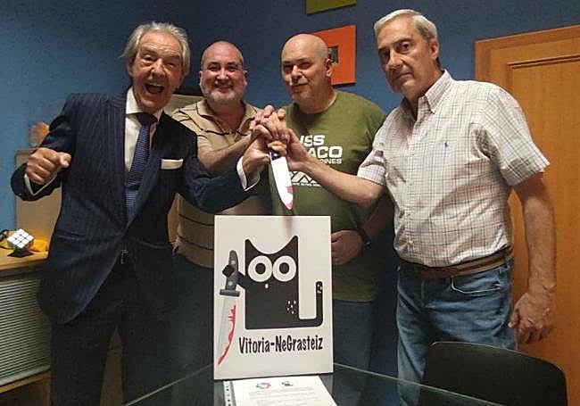 El comerciante Víctor Manuel Ibáñez junto a los organizadores Alberto Gredilla, Txusmi Sáez y el presidente de Krelia, Jesús Camarero.