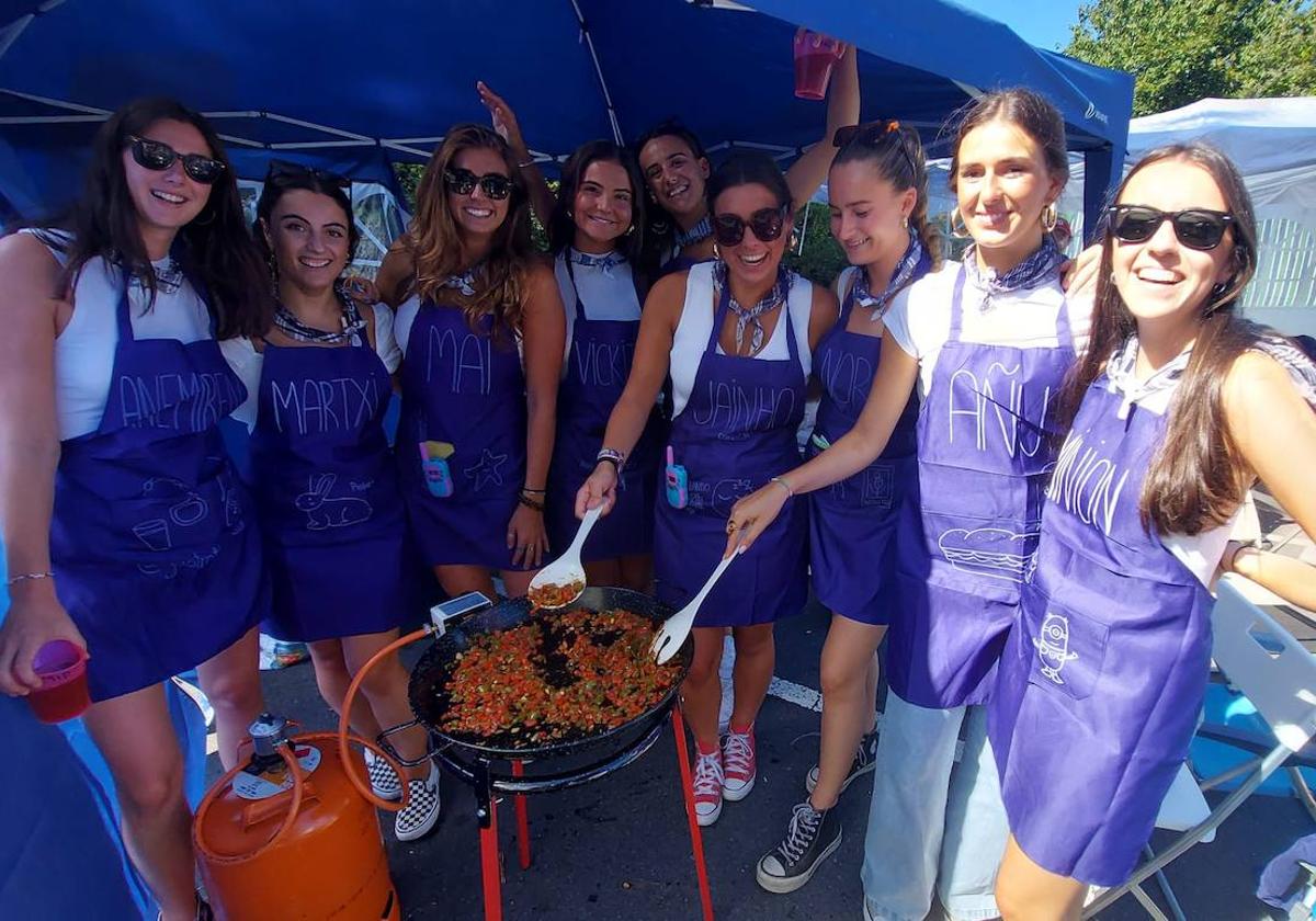 De izquierda a derecha: Ane Madariaga, Martina Diez, Maitane Urkullu, Victoria Sánchez, Sara Arrieta, Ainhoa Urkullu, Nora Sanz, Añes Sebastian y Naia Arenaza.