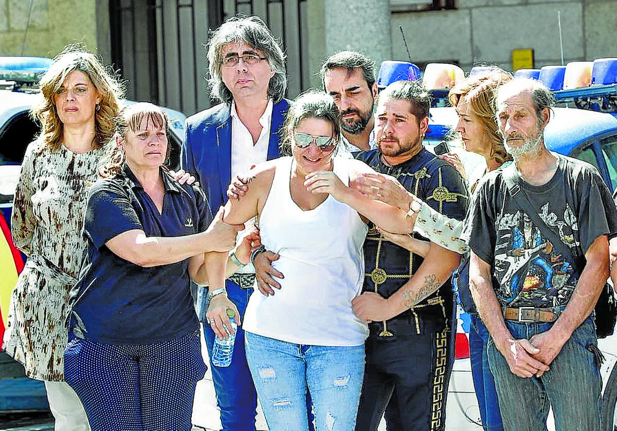 Familiares de la víctima durante la concentración que tuvo lugar ayer en repulsa por el crimen en Béjar.