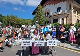 Decenas de vecinos se han concentrado este viernes en Plentzia.