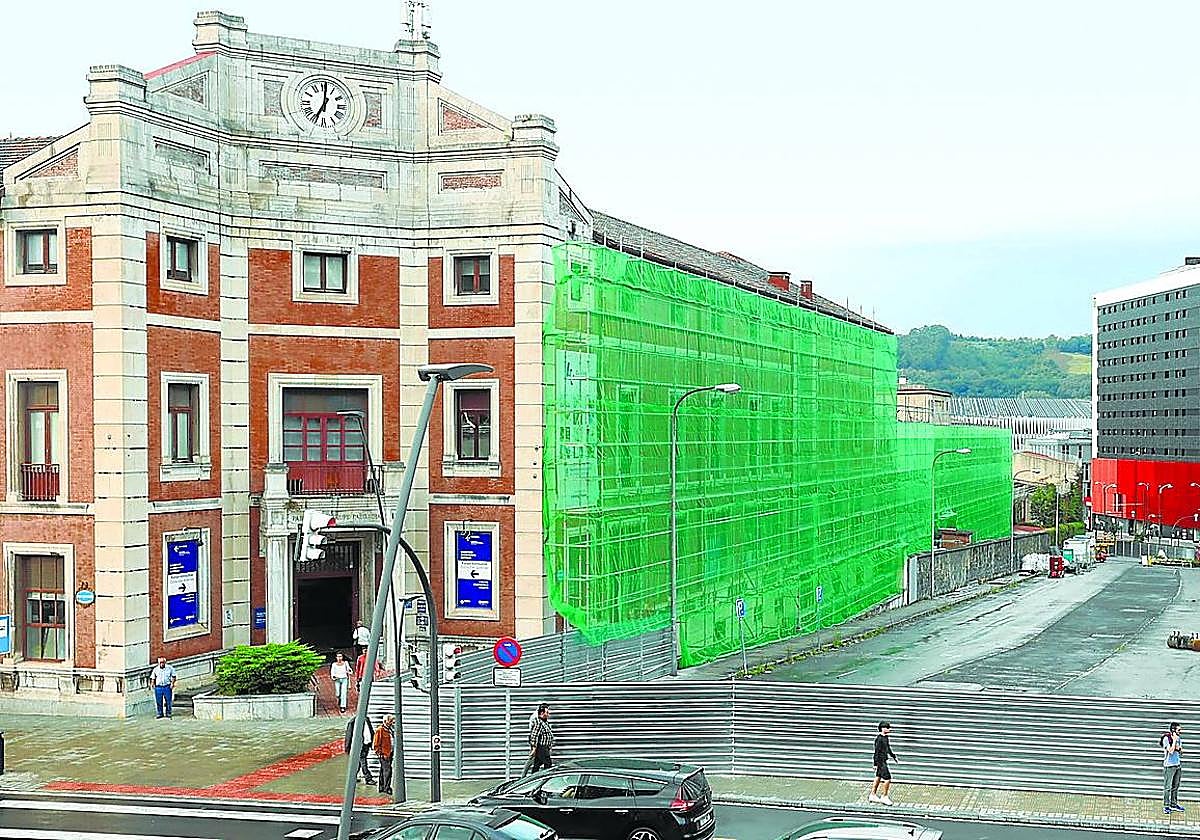 El hospital de Basurto ha colocado una malla en la fachada de los pabellones Arrupe y Ampuero para reducir la entrada de polvo de las obras.