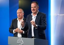 Carmelo Barrio y Carlos Iturgaiz, en una rueda de prensa este viernes en el Parlamento vasco.