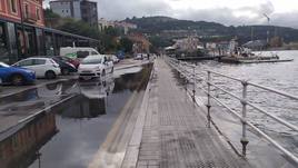 Foto: La ría a la altura de Erandio. | Video: La ría se ha salido a la altura de Olabeaga.