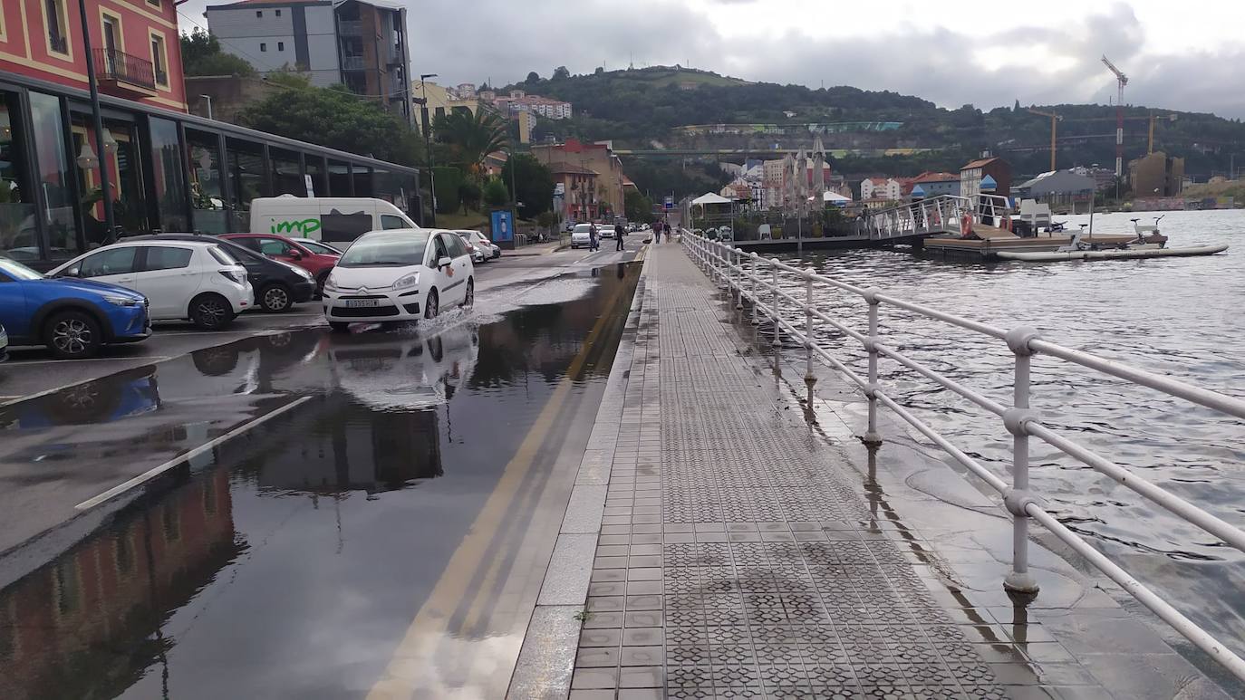 Las mareas vivas desbordan la ría en Erandio y Olabeaga