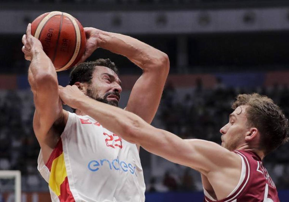 Sergio Llull compite contra el escolta Kristers Zorisks.