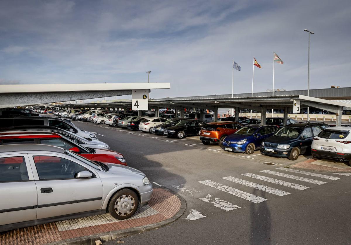 Las plazas del parking suelen desbordarse en fechas señaladas, aunque cada vez con mayor frecuencia.