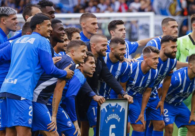 Laguardia posa con los jugadores del Alavés.