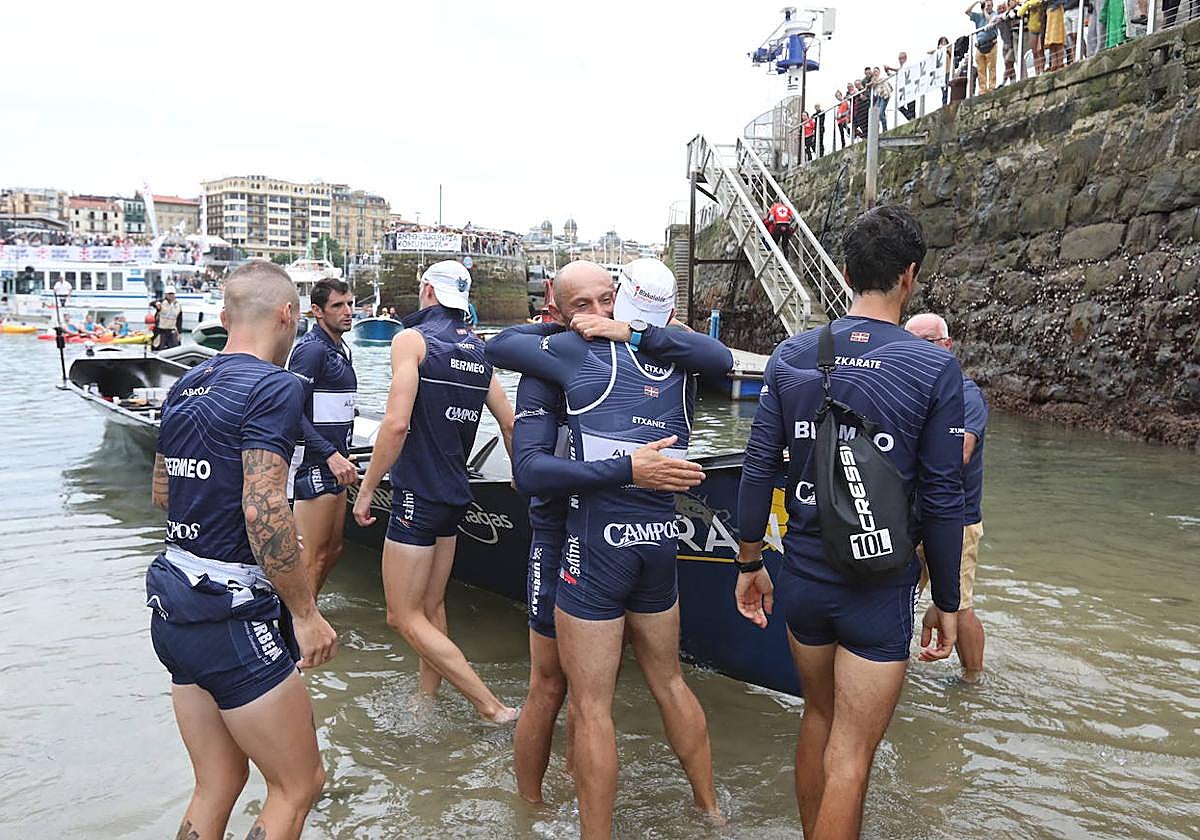 Los remeros de Urdaibai celebran la victoria este domingo en La Concha.