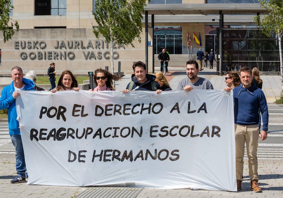 Madres y padres de Ikasbidea Ikastola Durana durante una de sus protestas ante el Gobierno vasco.