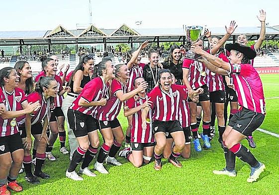 Las jugadoras rojiblancas celebran el título consegfuido en Lezama ante su afición.