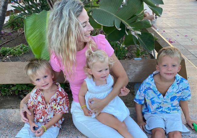 Alexis Flishbaugh con sus hijos Julien, Asher y Sasha