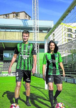 Imagen - En paralelo. Gaizka Martínez y Ariane Vidal, junto a una de las porterías de Las Llanas.