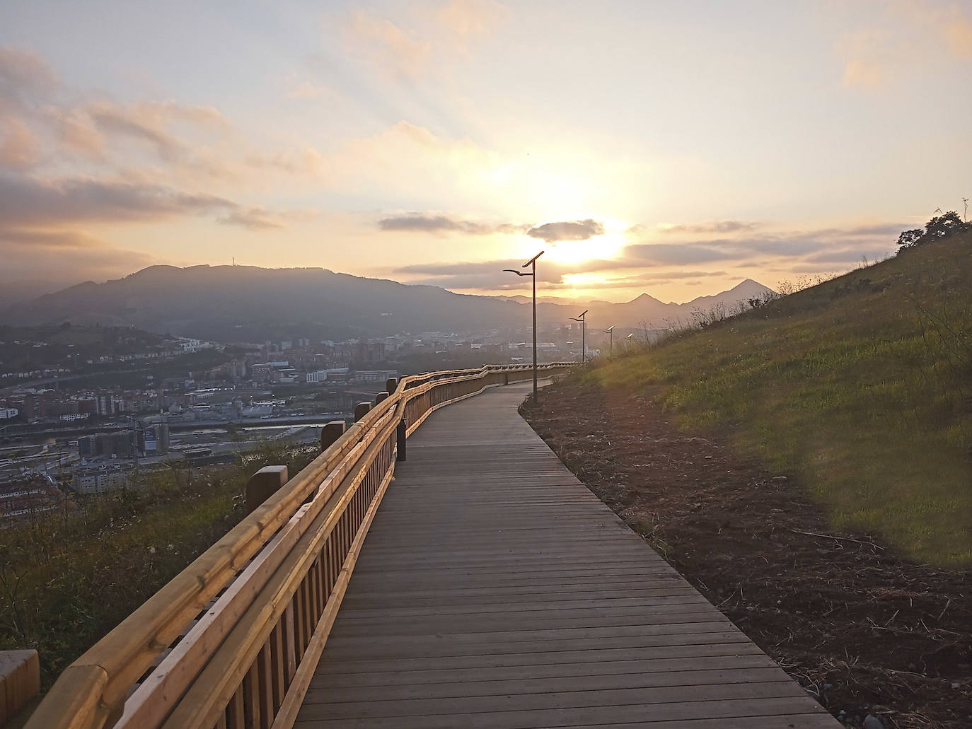 Abre la pasarela de madera que conecta el mirador de Artxanda con Enekuri