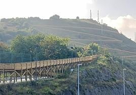 Abre la pasarela de madera que conecta el mirador de Artxanda con Enekuri